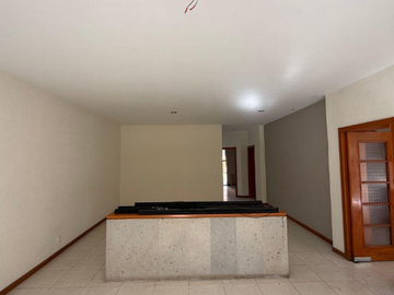 CASA EN ZAPOPAN SUPER AMPLIA, ACABADOS DE LUJO, CUENTA CON TODOS LOS SERVICIOS Y AMENIDADES.