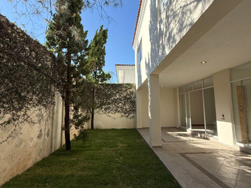 CASA EN ZAPOPAN SUPER AMPLIA, ACABADOS DE LUJO, CUENTA CON TODOS LOS SERVICIOS Y AMENIDADES.