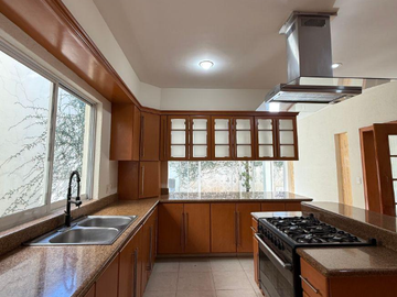 CASA EN ZAPOPAN SUPER AMPLIA, ACABADOS DE LUJO, CUENTA CON TODOS LOS SERVICIOS Y AMENIDADES.
