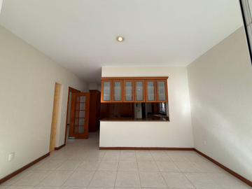 CASA EN ZAPOPAN SUPER AMPLIA, ACABADOS DE LUJO, CUENTA CON TODOS LOS SERVICIOS Y AMENIDADES.