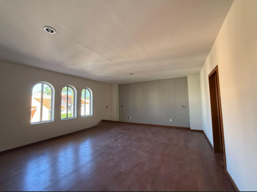 CASA EN ZAPOPAN SUPER AMPLIA, ACABADOS DE LUJO, CUENTA CON TODOS LOS SERVICIOS Y AMENIDADES.
