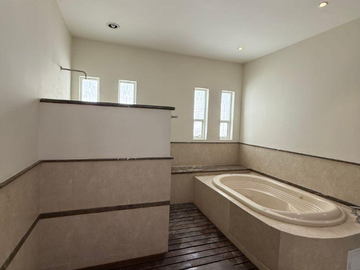 CASA EN ZAPOPAN SUPER AMPLIA, ACABADOS DE LUJO, CUENTA CON TODOS LOS SERVICIOS Y AMENIDADES.