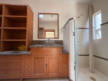 CASA EN ZAPOPAN SUPER AMPLIA, ACABADOS DE LUJO, CUENTA CON TODOS LOS SERVICIOS Y AMENIDADES.