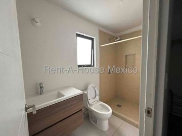 CASA EN RENTA EN ZAKIA CON HABITACIÓN EN PB