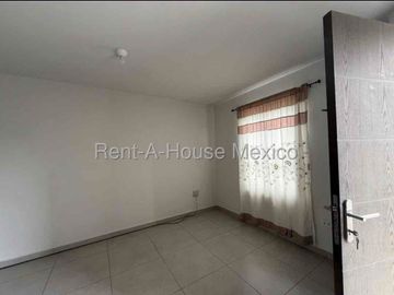 CASA EN RENTA EN ZAKIA CON HABITACIÓN EN PB