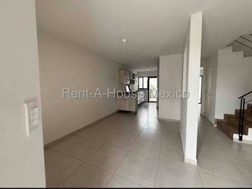 CASA EN RENTA EN ZAKIA CON HABITACIÓN EN PB