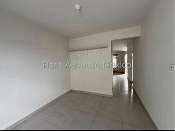 CASA EN RENTA EN ZAKIA CON HABITACIÓN EN PB