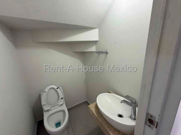 CASA EN RENTA EN ZAKIA CON HABITACIÓN EN PB