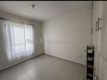 CASA EN RENTA EN ZAKIA CON HABITACIÓN EN PB