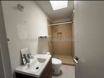 CASA EN RENTA EN ZAKIA CON HABITACIÓN EN PB