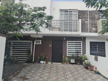 CASA EN RENTA CASTELLO RESIDENCIAL,LEON GTO. ZONA SUR. UBICADA EN ESQUINA CON TERRENO EXCEDENTE.
