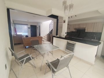 CASA EN RENTA CASTELLO RESIDENCIAL,LEON GTO. ZONA SUR. UBICADA EN ESQUINA CON TERRENO EXCEDENTE.