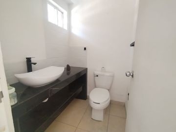 CASA EN RENTA CASTELLO RESIDENCIAL,LEON GTO. ZONA SUR. UBICADA EN ESQUINA CON TERRENO EXCEDENTE.