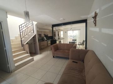 CASA EN RENTA CASTELLO RESIDENCIAL,LEON GTO. ZONA SUR. UBICADA EN ESQUINA CON TERRENO EXCEDENTE.