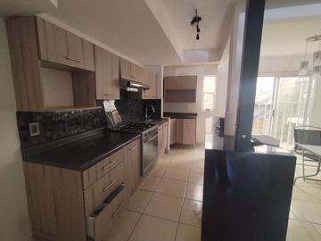 CASA EN RENTA CASTELLO RESIDENCIAL,LEON GTO. ZONA SUR. UBICADA EN ESQUINA CON TERRENO EXCEDENTE.