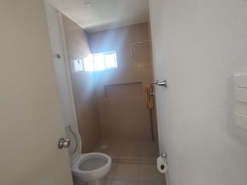 CASA EN RENTA CASTELLO RESIDENCIAL,LEON GTO. ZONA SUR. UBICADA EN ESQUINA CON TERRENO EXCEDENTE.