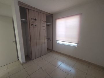 CASA EN RENTA CASTELLO RESIDENCIAL,LEON GTO. ZONA SUR. UBICADA EN ESQUINA CON TERRENO EXCEDENTE.