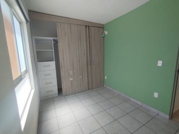CASA EN RENTA CASTELLO RESIDENCIAL,LEON GTO. ZONA SUR. UBICADA EN ESQUINA CON TERRENO EXCEDENTE.