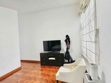 LA MOLINA VENDO CASA EN ESQUINA FRENTE A PARQUE EXCELENTE ZONA.