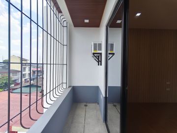 4BR Townhouse Semi-Furnoshed with 2-Car Garage in Roxas District Quezon City SD