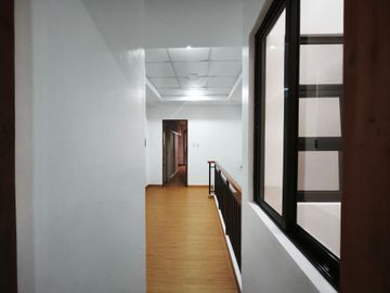 4BR Townhouse Semi-Furnoshed with 2-Car Garage in Roxas District Quezon City SD