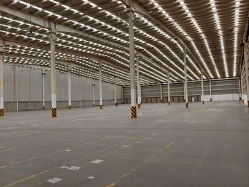 NAVE EN RENTA DE 7,560M2 EN IZTAPALAPA, SEGURIDAD PATIO DE MANIOBRAS  Y ESTACIONAMIENTO PARA 50 CAMIONETAS