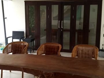 Rumah Mewah dan Besar berdiri Di komplek Villa Disewakan, di Umalas
