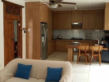 Rumah Mewah dan Besar berdiri Di komplek Villa Disewakan, di Umalas