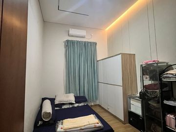 DIJUAL RUMAH CANTIK SIAP HUNI LOKASI SANGAT STRATEGIS DI KENCANA LOKA BSD (DMB64)