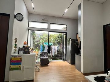 DIJUAL RUMAH CANTIK SIAP HUNI LOKASI SANGAT STRATEGIS DI KENCANA LOKA BSD (DMB64)