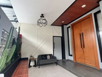 DIJUAL RUMAH CANTIK SIAP HUNI LOKASI SANGAT STRATEGIS DI KENCANA LOKA BSD (DMB64)