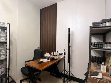 DIJUAL RUMAH CANTIK SIAP HUNI LOKASI SANGAT STRATEGIS DI KENCANA LOKA BSD (DMB64)