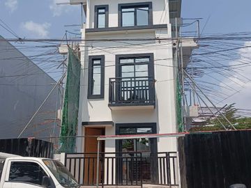 For Sale 3 Storey Modern Townhouse in East Fairview Park Subd Fairview, Q.C. KSA 13.628M