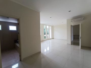 Dijual / Disewa cepat Rumah rapih di Cluster Pelican at The Springs Summarecon. Gading serpong