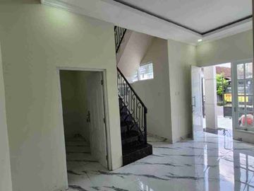 dijual cepat rumah 2 lantai Tipe 93/83 di makamhaji Kartasura sukoharjo