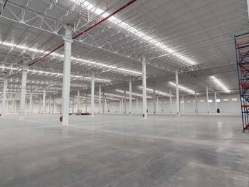 NAVE EN RENTA DE 12,658M2 EN LERMA, DENTRO DE PARQUE CON SEGURIDAD, ANDENES PARA TRAILER