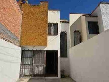CASA EN VENTA EN PRIVADA A UNOS PASOS DE AV FERROCARRIL DAMIAN CARMONA Y JUAN DEL JARRO