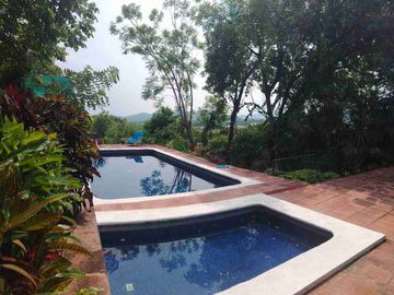 Remato Hermosa casa campirana rústica con bello jardín maduro