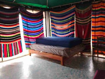Remato Hermosa casa campirana rústica con bello jardín maduro