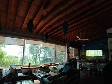 Remato Hermosa casa campirana rústica con bello jardín maduro