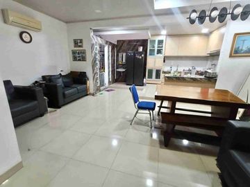 Rumah rapih udah renov 2 lantai dijual semi furnished perumahan Taman Modern Cakung Jakarta Timur