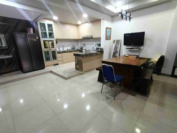 Rumah rapih udah renov 2 lantai dijual semi furnished perumahan Taman Modern Cakung Jakarta Timur