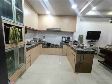 Rumah rapih udah renov 2 lantai dijual semi furnished perumahan Taman Modern Cakung Jakarta Timur