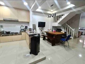 Rumah rapih udah renov 2 lantai dijual semi furnished perumahan Taman Modern Cakung Jakarta Timur