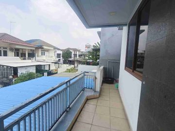 Rumah rapih udah renov 2 lantai dijual semi furnished perumahan Taman Modern Cakung Jakarta Timur