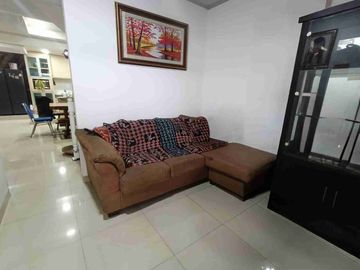 Rumah rapih udah renov 2 lantai dijual semi furnished perumahan Taman Modern Cakung Jakarta Timur