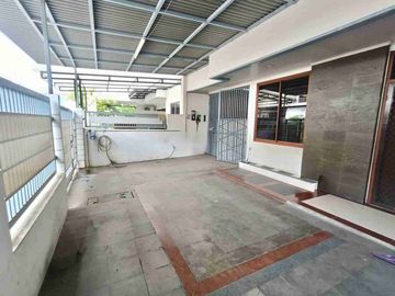 Rumah rapih udah renov 2 lantai dijual semi furnished perumahan Taman Modern Cakung Jakarta Timur