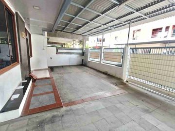Rumah rapih udah renov 2 lantai dijual semi furnished perumahan Taman Modern Cakung Jakarta Timur