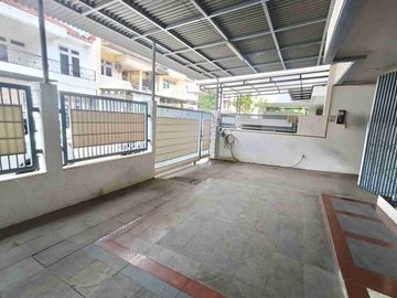 Rumah rapih udah renov 2 lantai dijual semi furnished perumahan Taman Modern Cakung Jakarta Timur