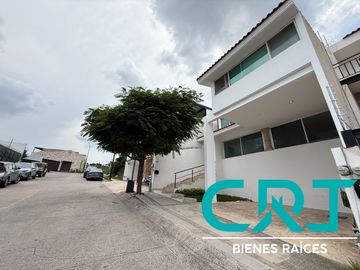 CASA EN VENTA I PORTA FONTANA I ZONA NORTE I ESPACIOS AMPLIOS I UBICACION PRIVILEGIADA A UNOS MINUTOS DE PLAZA MAYOR Y PARQUE METROPOLITANO